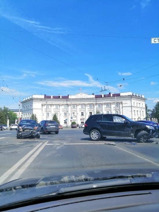 В Твери перед площадью Гагарина случилась авария