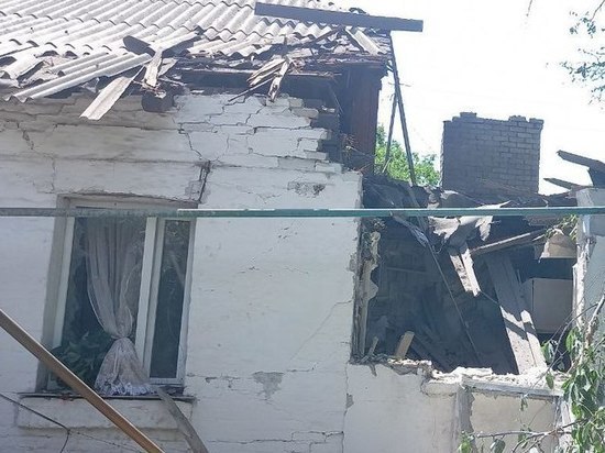 Горловский мэр показал последствия обстрела поселка