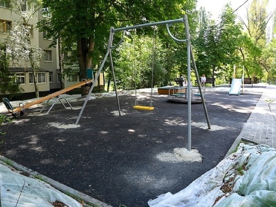В Белгороде на Бульваре 1-го Салюта заканчивают реконструировать двор за 2,5 млн рублей