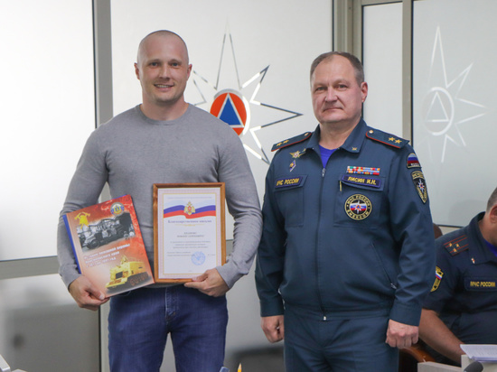 Спасшего тонущих людей жителя Красноярска Романа Назарова наградили в МЧС