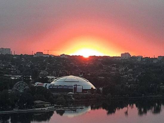 Необыкновенный закат наблюдают сегодня в Донецке: ФОТО
