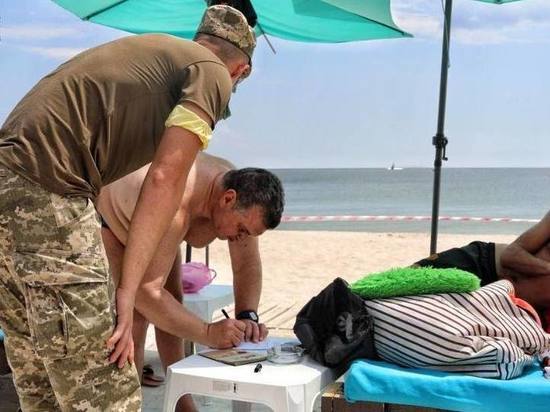 В Украине начали вручать повестки на пляжах