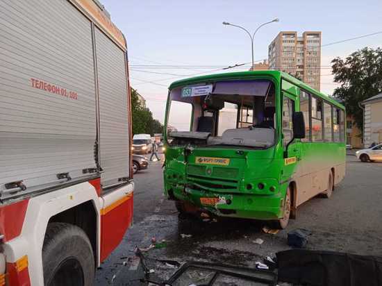 Кондуктор автобуса погиб в ДТП с пожарной машиной в Екатеринбурге