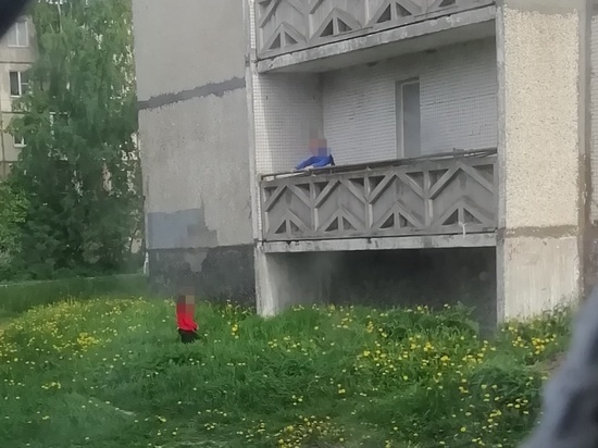 Дети залезли на балкон в Петрозаводске