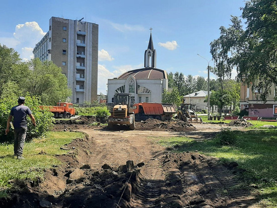 Рабочие приступили к ремонту сквера рядом с кемеровским католическим костелом