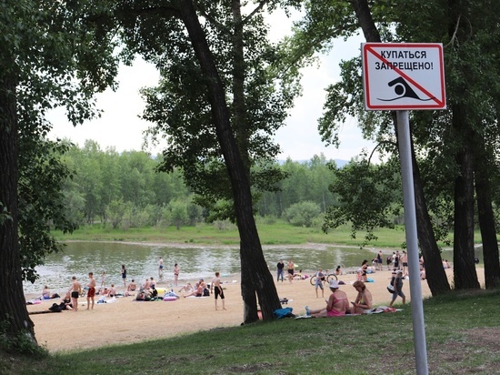 На пляже острова Татышев у Октябрьского моста в Красноярске запрещено купаться
