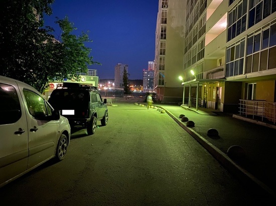 Автомобиль сбил ребенка на самокате в Екатеринбурге