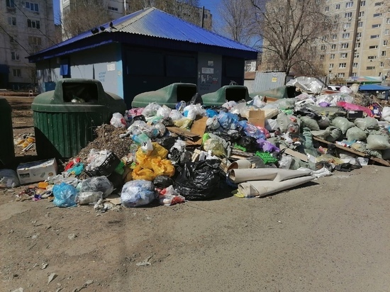 Жители Сорочинска сообщают о навалах мусора возле здания администрации