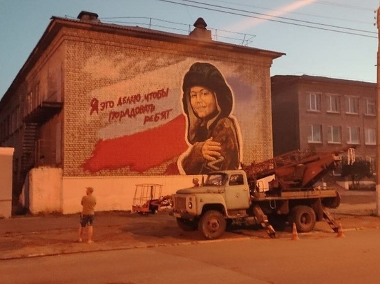 На стене школы в Алчевске появился патриотический мурал