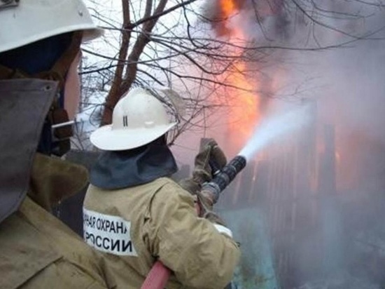Калининградские пожарные тушили заброшенный дом