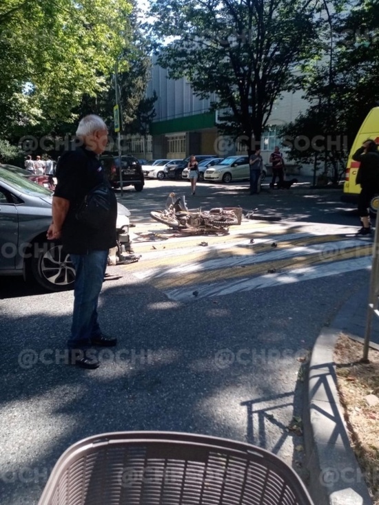 В центре Сочи скутер разлетелся на части после столкновения с легковушкой