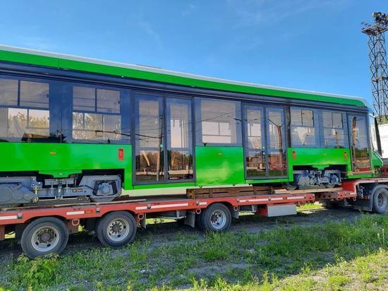 В Челябинск доставили новый низкопольный трамвай