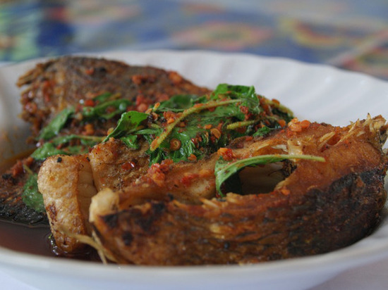 Что добавить в растительное масло, чтобы жареная рыба получилась намного вкуснее: кулинарный лайфхак