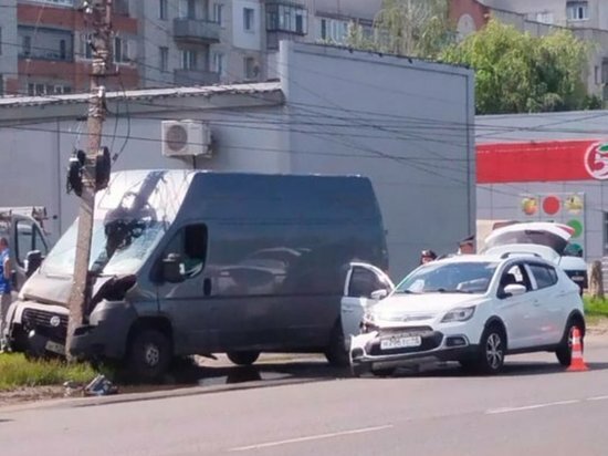 В Курске фургон Fiat Ducato обнял столб на 2-й Новоселовке