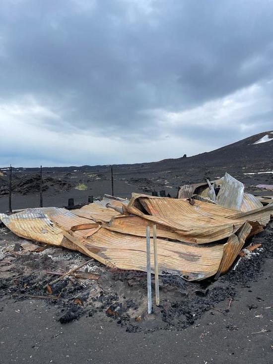 На Камчатке сгорел туристический приют под вулканом Толбачик