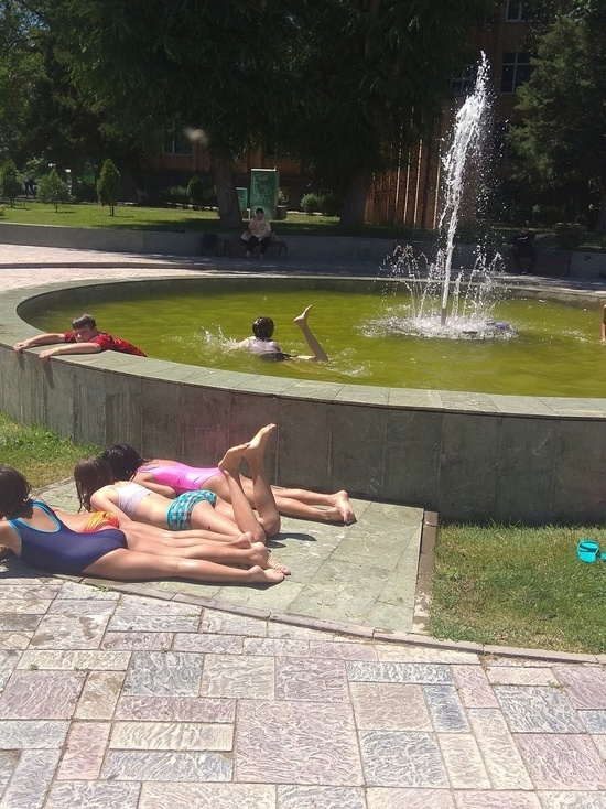 В центре Астрахани дети организовали себе пляж