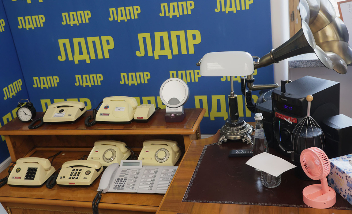 Тайны кабинета Жириновского: в Госдуме показали ушанки и "вертушки" вождя