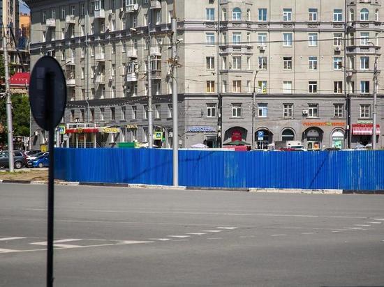 Загадочный забор появился на площади Калинина в Новосибирске