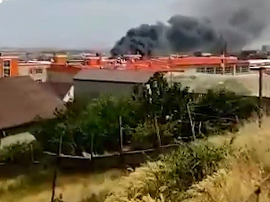 В Махачкале горит ковровый склад