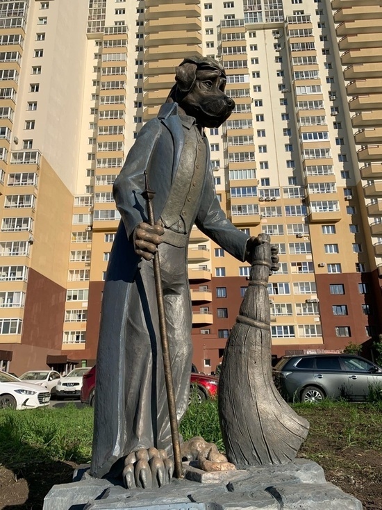 На Северо-Западе Челябинска появилась скульптура собаки, убирающей за собой