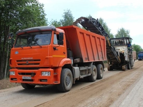В Псковской области продолжается ремонт дороги до Самолвы