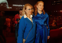На "красной дорожке" кинотеатра в центре Москвы была замечена дочь актёра Александра Михайлова Мирослава