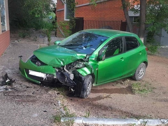 Mazda Demio въехала в стену в Чите, пострадала водитель
