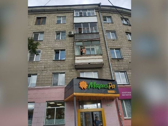 Голый мужчина без трусов стоял на балконе на Сибиряков-Гвардейцев в Новосибирске