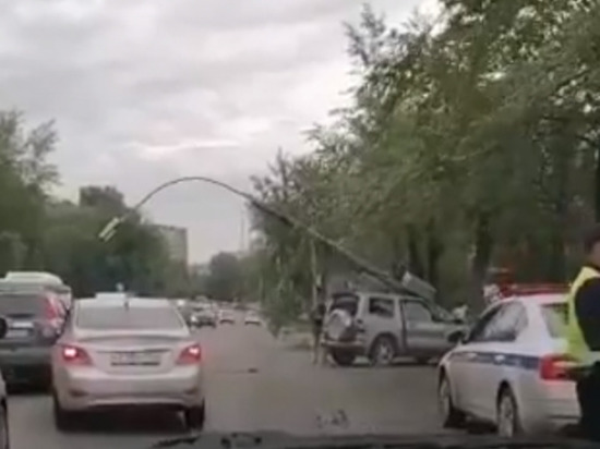 Автомобиль Mitsubishi врезался в опору освещения на Троллейной в Новосибирске