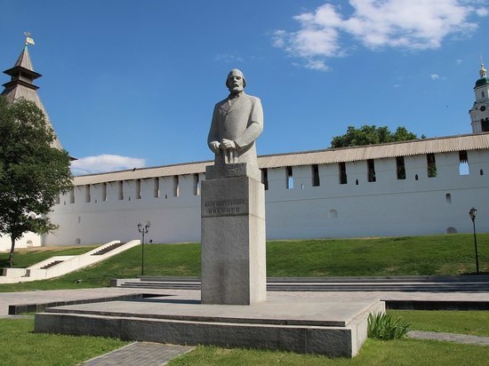 49 лет назад в Астрахани торжественно был открыт памятник Илье Ульянову