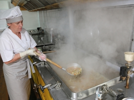 В Улан-Удэ комбинату школьного питания не хватает поваров и буфетчиков