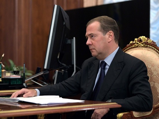 Медведев высмеял Макрона и Шольца в Киеве: "Ценители лягушек и ливера"