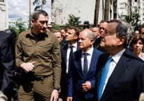 Тройка европейских лидеров — канцлер Германии Олаф Шольц, премьер Италии Марио Драги, президент Франции Эмманюэль Макрон — в VIP-вагоне спецпоезда прибыли в Киев