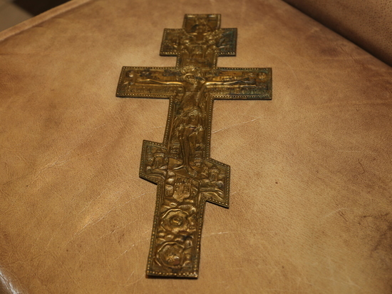 Калининградские таможенники передали Минкультуры старинный крест, который изъяли в 2009 году