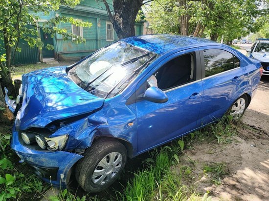 В Твери водитель пострадал в столкновении двух автомобилей