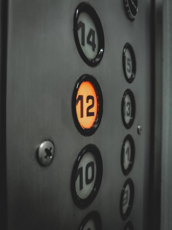 Глазовская администрация пояснила вопрос о неработающих уже полгода лифтах в 2-х многоэтажках