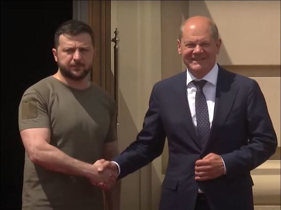 Украинские СМИ высмеяли приехавшего в Киев канцлера ФРГ Шольца