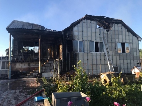В Новоорском районе сгорело двухэтажное жилое здание