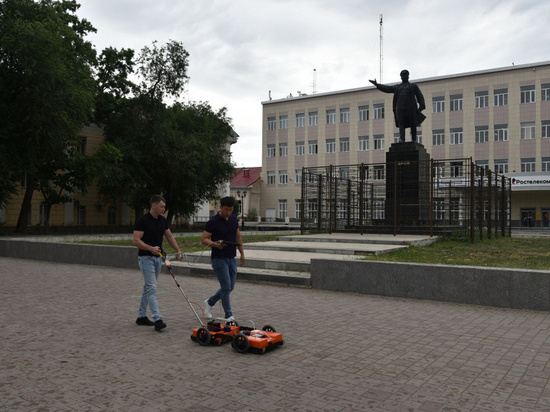В Астрахани сквер у памятника Кирову проверили на скрытые пустоты