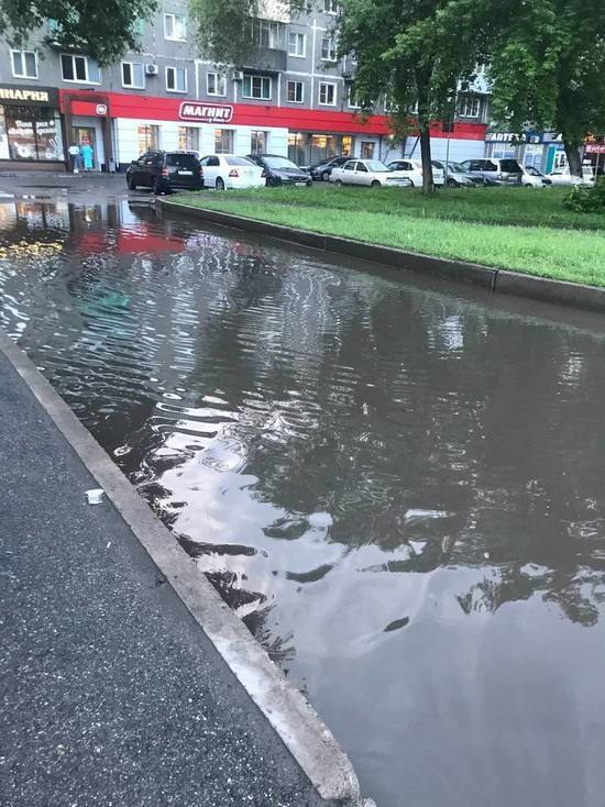 Можно спускаться вплавь: в кузбасском городе “затопило” одну из дорог