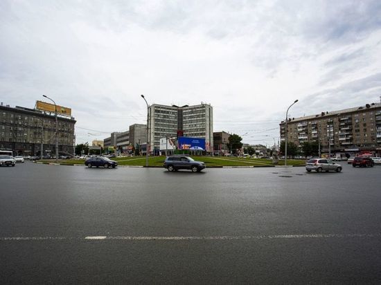 В Новосибирске с 17 июня запретили парковать машины на площади Калинина