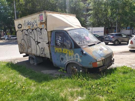 Ржавые подснежники: новосибирцы недовольны количеством брошенных автомобилей на городских улицах