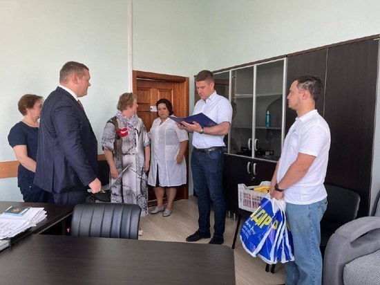 Врачей в Хабаровске поздравили представители партии ЛДПР