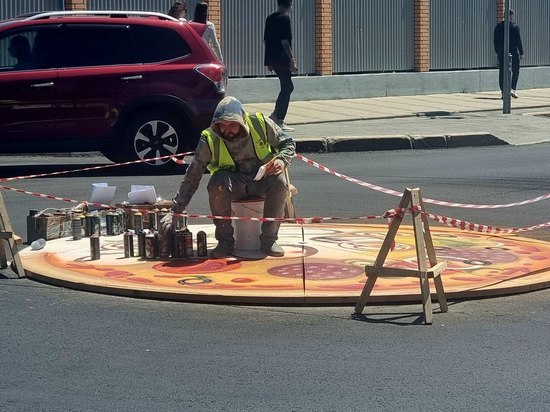 Художник нарисовал пиццу на мини-кольце в Южно-Сахалинске