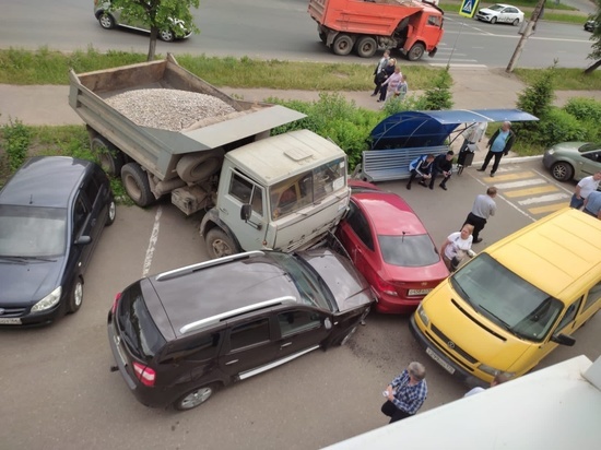 Массовое ДТП произошло в Костроме из-за того, что шоферу КАМАЗа стало плохо за рулем