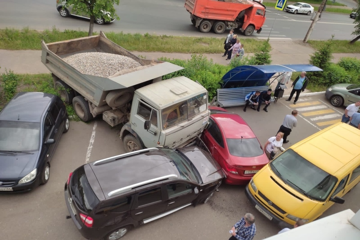 Массовое ДТП произошло в Костроме из-за того, что шоферу КАМАЗа стало плохо за рулем