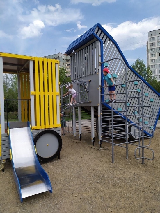 После травмирования ребенка прокуратура выявила нарушения на кемеровской детской площадке