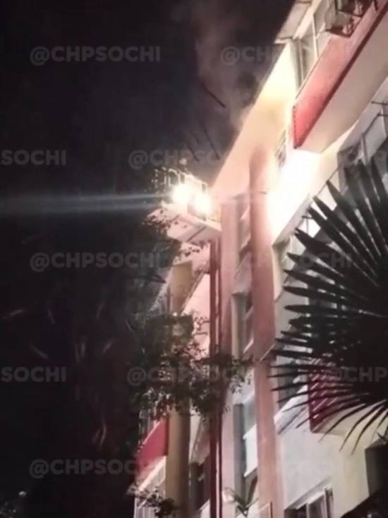 В Сочи в пятиэтажке загорелась квартира