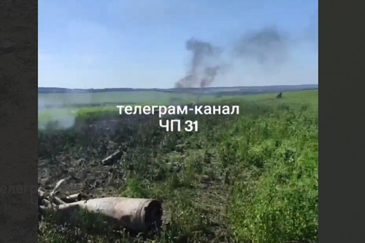 Крушение белгород. Су 25 упал в Белгородской области. В Белгородской области упал самолет. Су 25 Белгород. Штурмовик Су-25 разбился в Белгородской области.