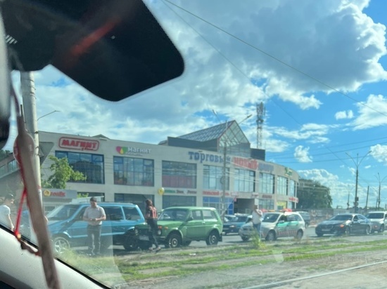В Курске возле Нового рынка собрались в «паровозик» легковушки
